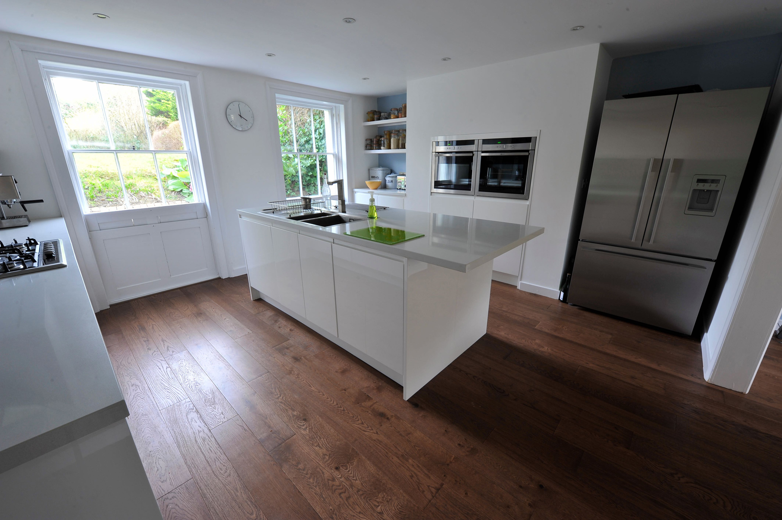 Dark-floor-kitchen